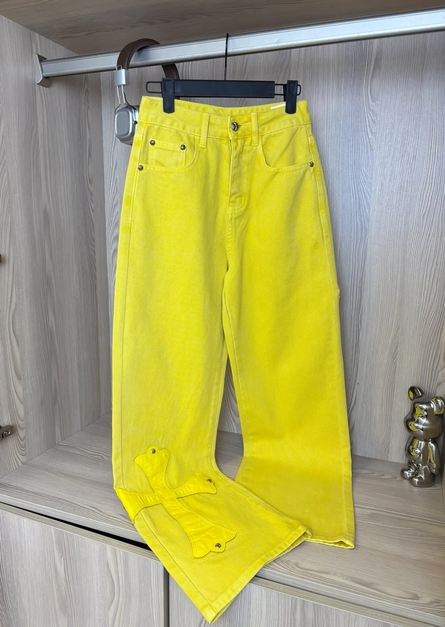 P280 model number: DC 55# Chrome hearts CH Fan Chengcheng's same New York limited large leather label dopamine yellow jeans Special Italian cowhide printed and cut Customized sheepskin three-layer thick line leather The whole body is spliced in heavy water washing process Craftsmen hand-splashed ink You can see the details Three-dimensional cutting version Loose and comfortable without being too picky about the figure Makes you taller and thinner Factory Seiko Original factory quality control Same style for men and women Can be matched with couples Versatile recommendation Essential jeans for all seasons Color: lemon yellow Size: s m l xl (Picture 9️⃣Size chart)